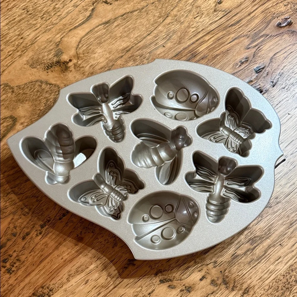 Nordic Ware Backyard Bugs Baking Pan Mini Cakes EUC
